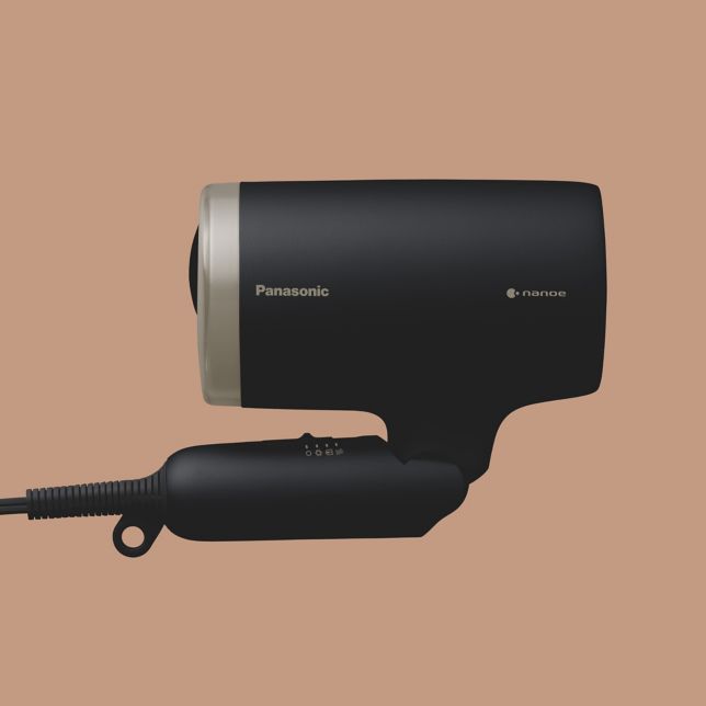 Uscător de păr pliat, demonstrând designul compact pentru depozitare