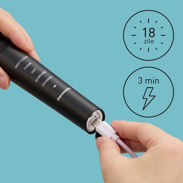 Prim-plan cu un cablu USB Type-C conectat la periuța de dinți electrică pentru încărcare